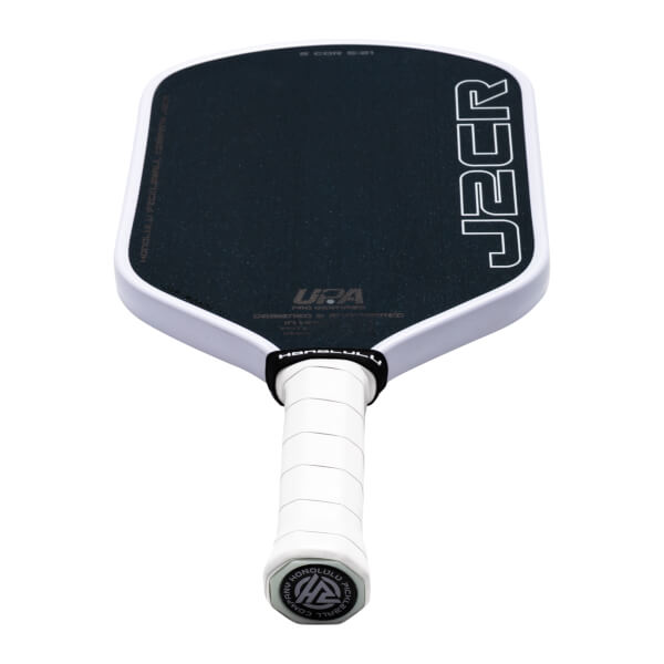 Handle of the Honolulu J2CR pickleball paddle — 5.5 in grip length, 4.25 in circumference